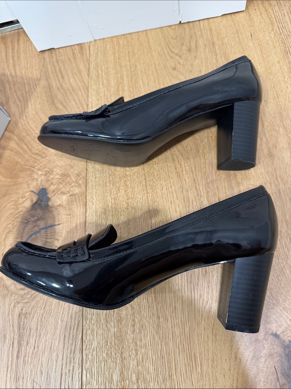 Bandolino Black Patent Leather Block Heel Penny Loafers Sz 7 barely worn w box - Picture 10 of 12
